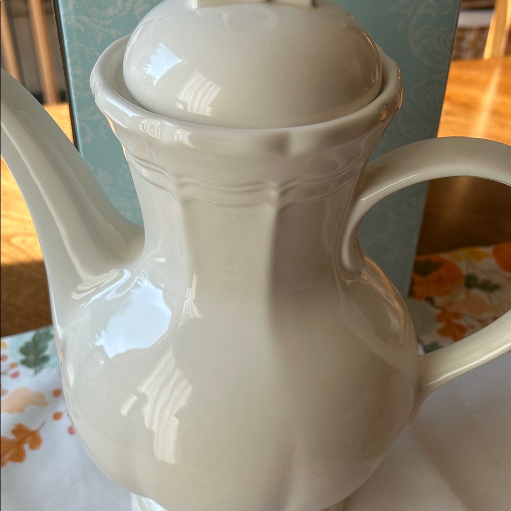 Elegant White Ceramic Teapot - Picture 2 of 7